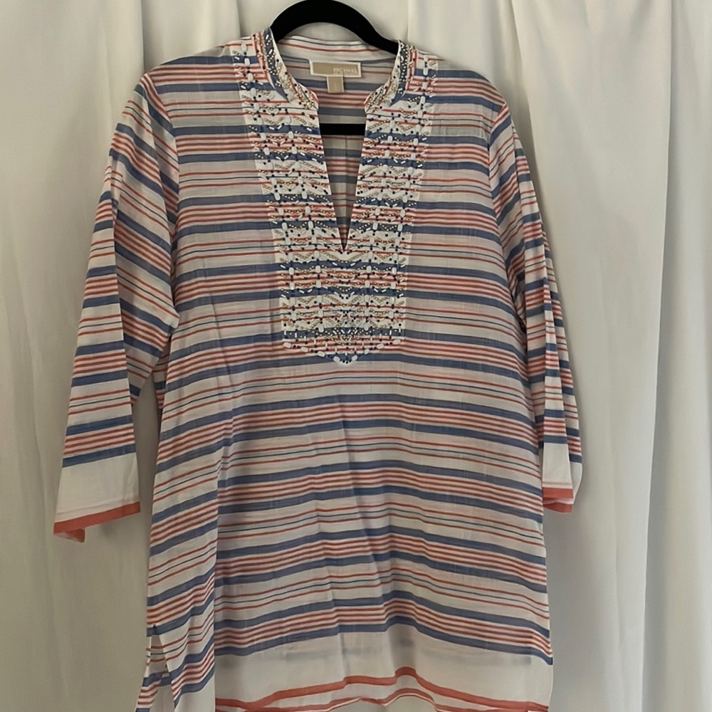 This top is beautiful paired white pants or a white skirt!